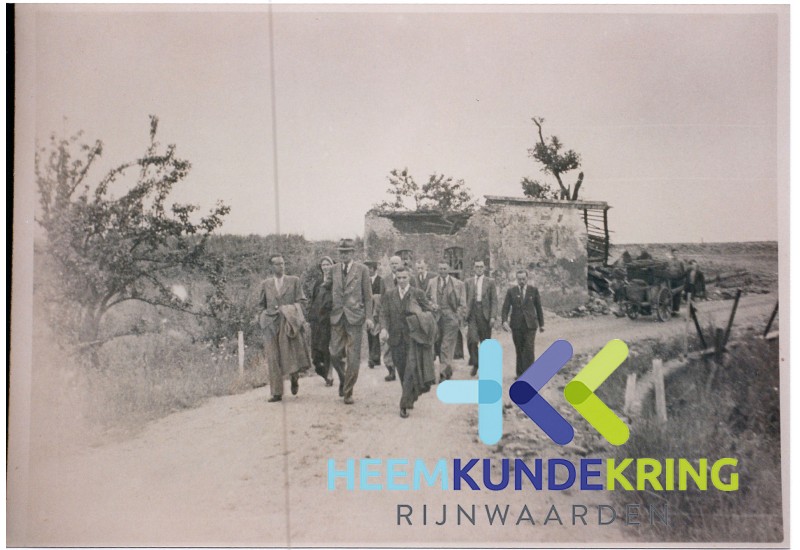 Pannerden 1945 delegatie Hillegom bij het huis van Zweekhorst aan de Rijndijk Coll. G.B.Janssen